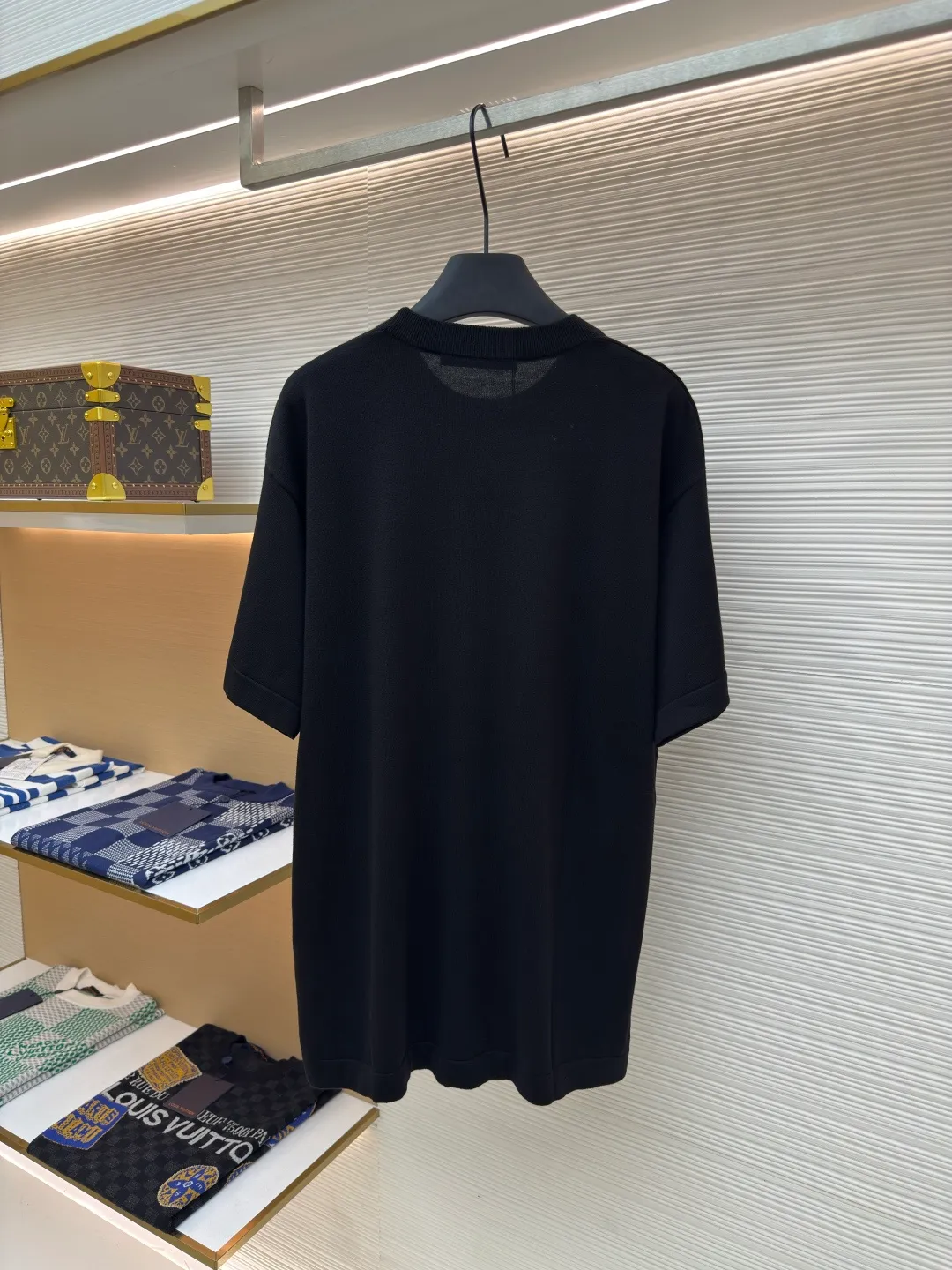 LOUISVUITTON Pocket embroidered beaded woolen short sleeves ●Authentic product: purchased and developed for 11700 ●Item number: 1680099-A65 ●Fabric: long-staple cotton ●Technology: singeing ●Version: fitted version ●Weight: about 310 grams ●Size: XS-S-M-L ●Description: Developed and produced, the wool material is customized according to the original version, using singeed mercerized long-staple cotton and high-quality nylon. First, singeed mercerized long-staple cotton is used, and the color is dyed and batched at a ratio of 1:1 according to the original version, and then the yarn and nylon are set-dyed. Both yarns must be set-dyed, and the color similarity is as high as 95%. Only the above can be used for spinning. The singeed mercerized long-staple cotton yarn is made of 100% top-grade long-staple cotton. It is fully combed and tightly matched + singed mercerized process. It strives for excellence. It not only retains the simplicity and gentleness of pure cotton, but also gives it a noble temperament like silk. The color is beautiful, the touch is gentle and delicate, and you can enjoy silky smoothness. The overall wiring is straight and delicate, the fabric is comfortable and soft, and the color is consistent without color difference. It can be matched with the same style to create a fashionable look and control various occasions. Customized accessories, complete with three standards, same style for men and women!
